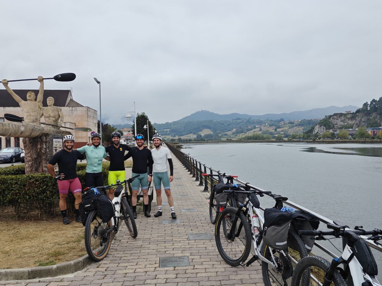 Cinco amigos cambian la Feria por el Camino de Santiago en bici