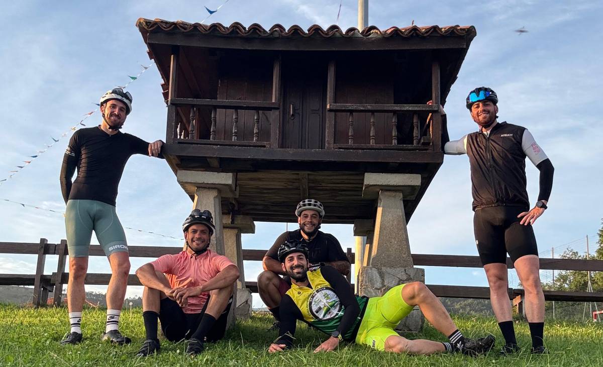 Cinco amigos cambian la Feria por el Camino de Santiago en bici