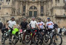 Cinco amigos cambian la Feria por el Camino de Santiago en bici