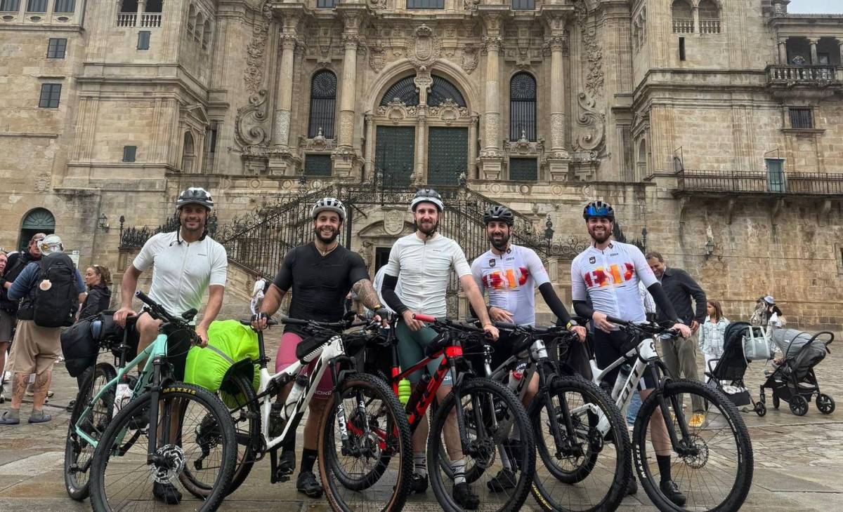 Cinco amigos cambian la Feria por el Camino de Santiago en bici