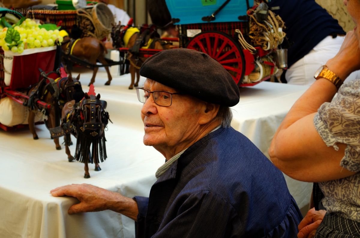 El Mercadillo Tradicional, visto a través de los detalles y el objetivo de la cámara