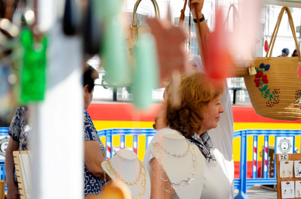 El Mercadillo Tradicional, visto a través de los detalles y el objetivo de la cámara