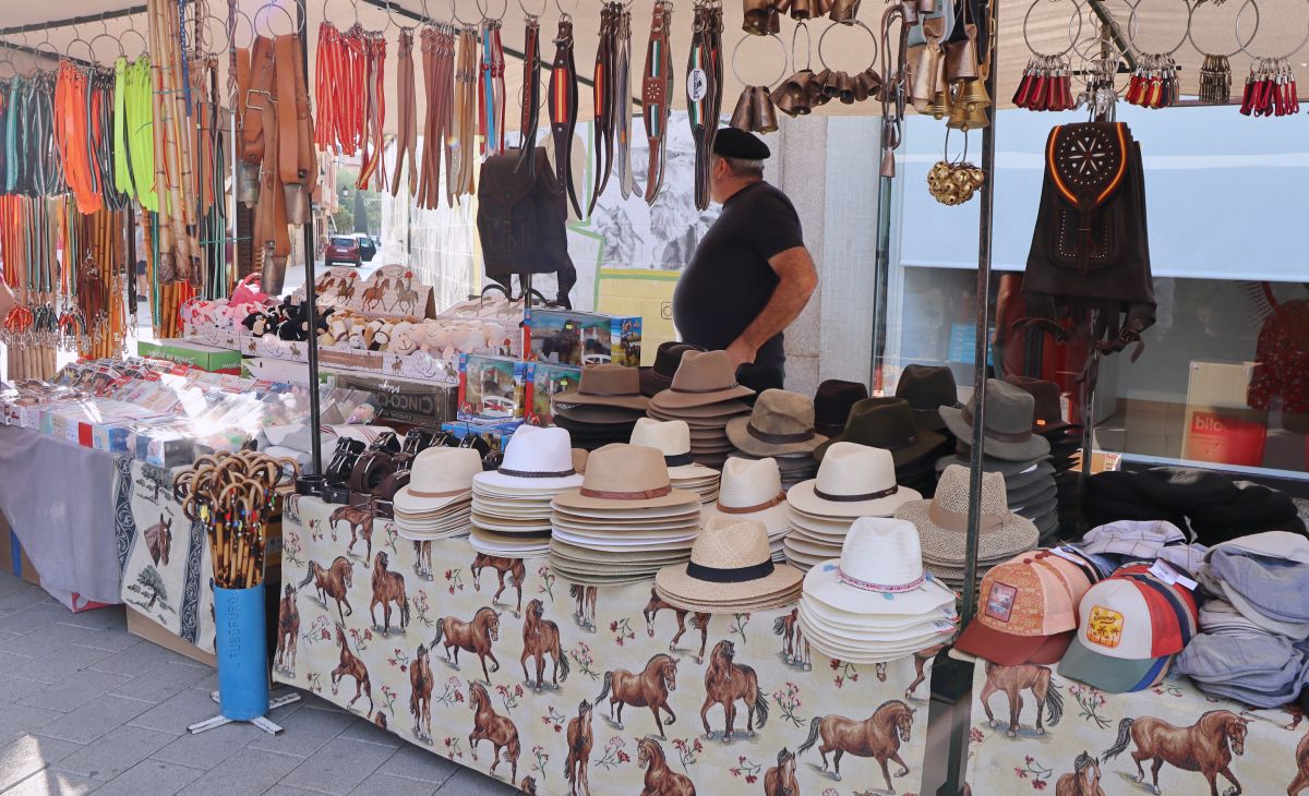 El Mercadillo Tradicional celebra su XIX edición con más de 60 puestos en la Feria de Tomelloso