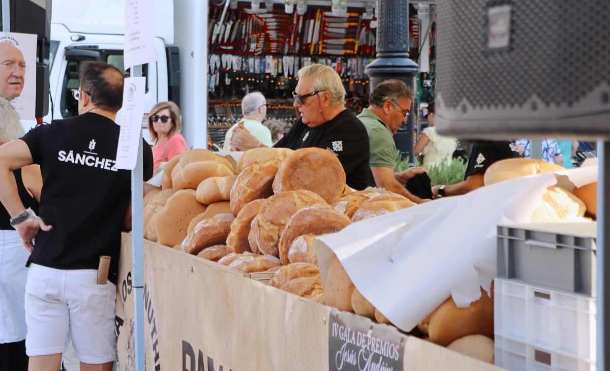 El Mercadillo Tradicional celebra su XIX edición con más de 60 puestos en la Feria de Tomelloso