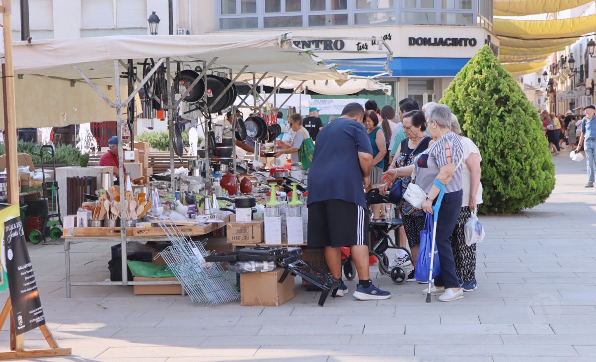 El Mercadillo Tradicional celebra su XIX edición con más de 60 puestos en la Feria de Tomelloso