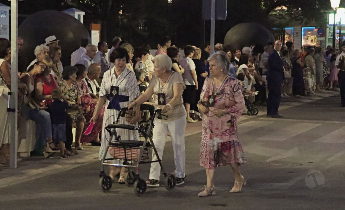 Tomelloso acompaña en procesión a la Virgen de las Viñas por sus calles