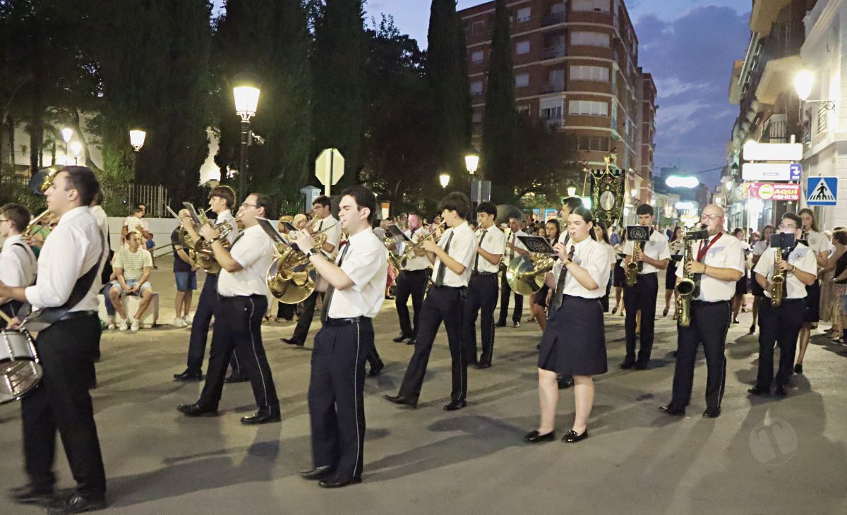 Tomelloso acompaña en procesión a la Virgen de las Viñas por sus calles