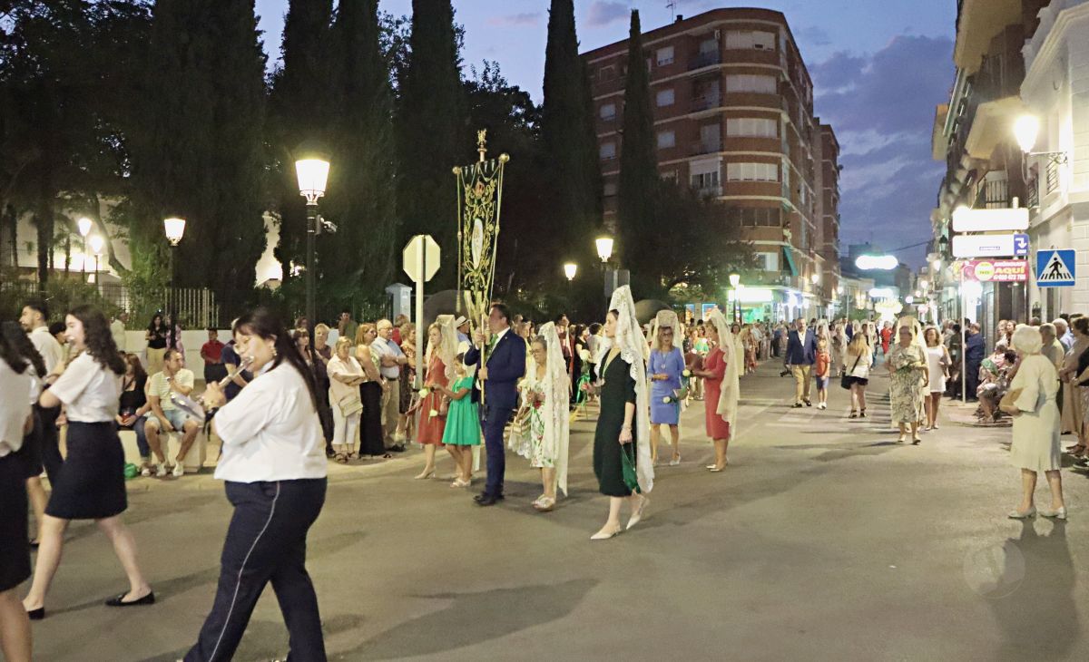 Tomelloso acompaña en procesión a la Virgen de las Viñas por sus calles