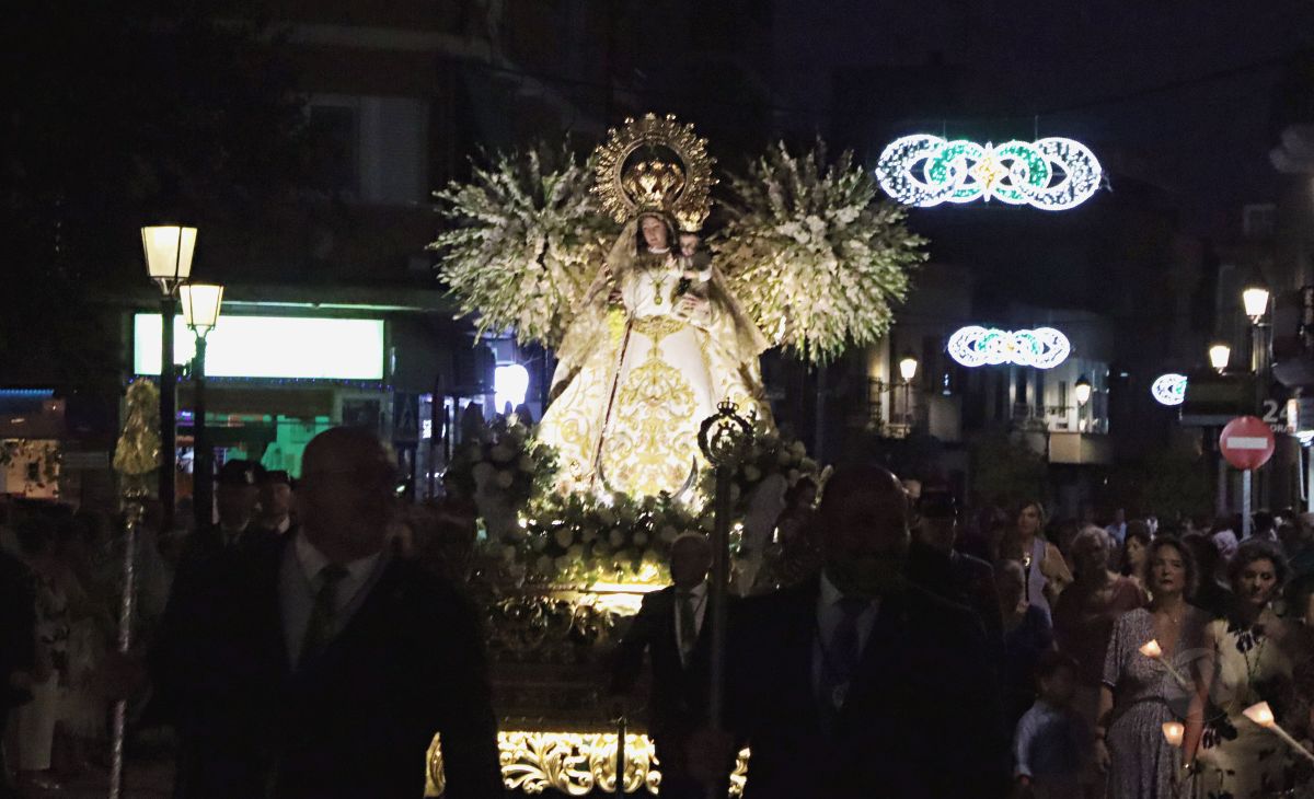 Tomelloso acompaña en procesión a la Virgen de las Viñas por sus calles