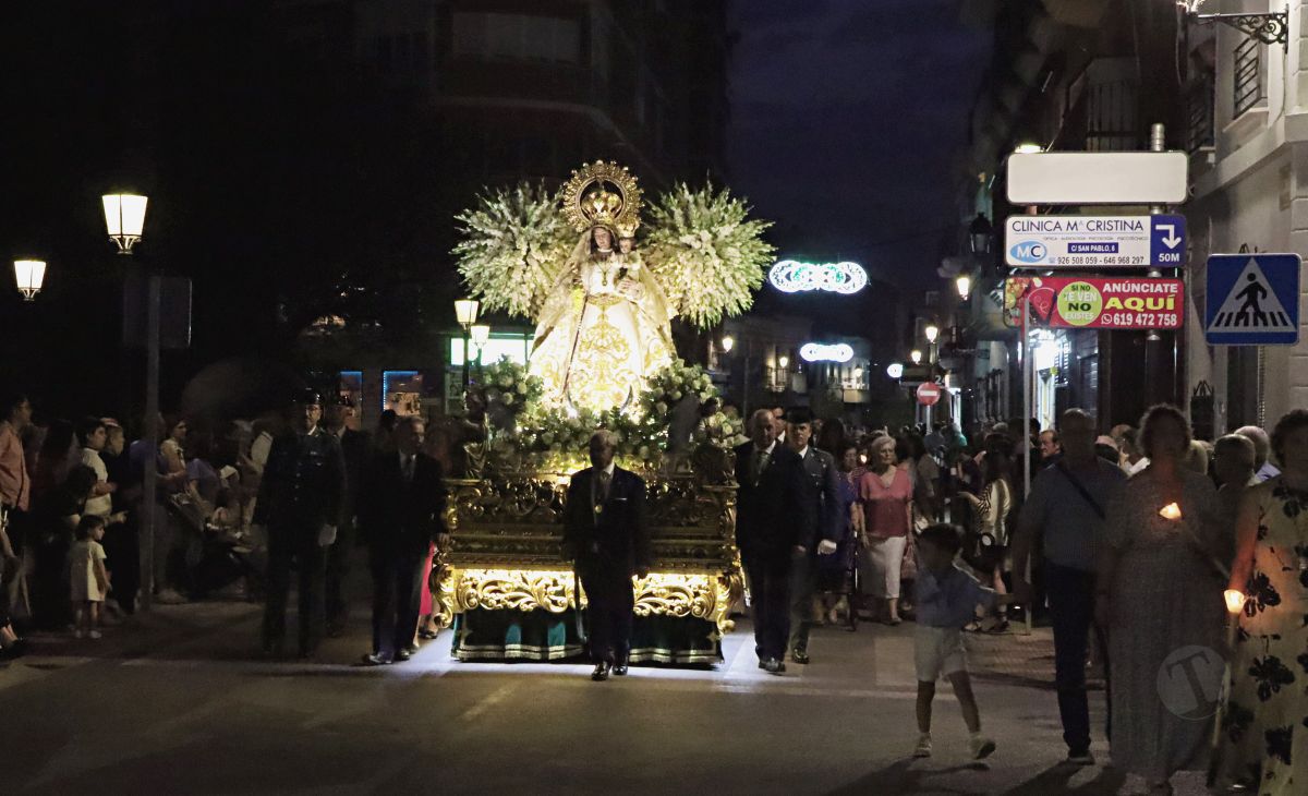 Tomelloso acompaña en procesión a la Virgen de las Viñas por sus calles