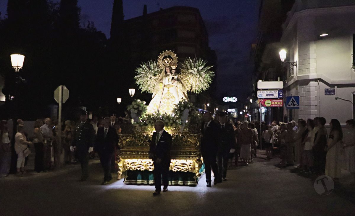 Tomelloso acompaña en procesión a la Virgen de las Viñas por sus calles