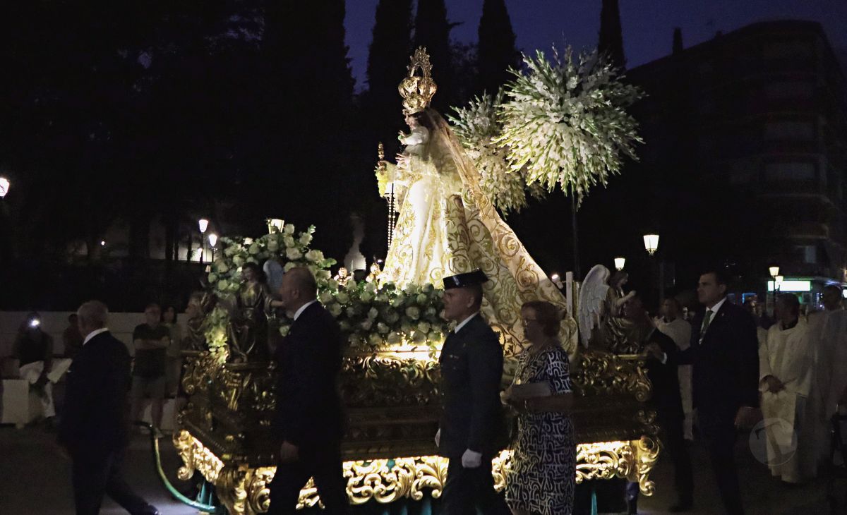 Tomelloso acompaña en procesión a la Virgen de las Viñas por sus calles