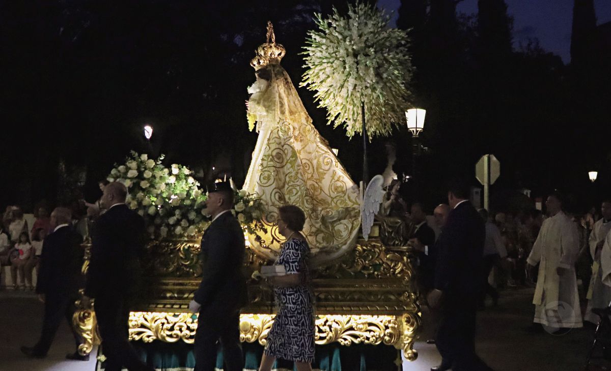 Tomelloso acompaña en procesión a la Virgen de las Viñas por sus calles