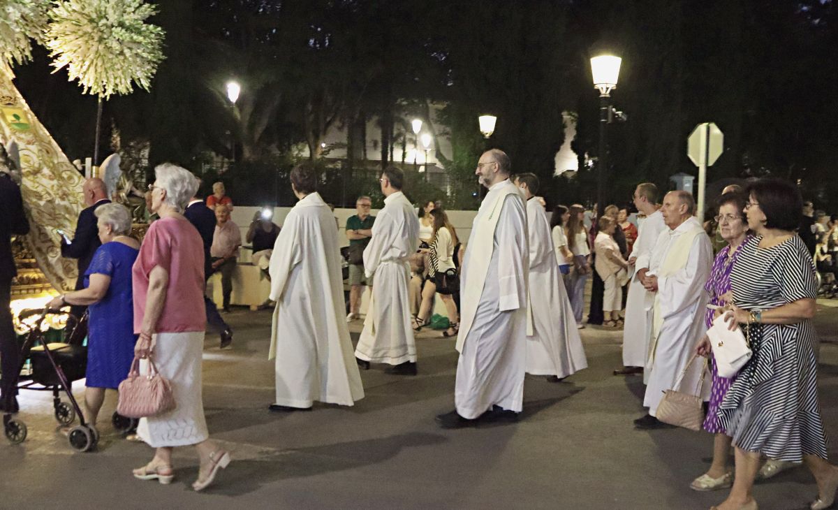 Tomelloso acompaña en procesión a la Virgen de las Viñas por sus calles