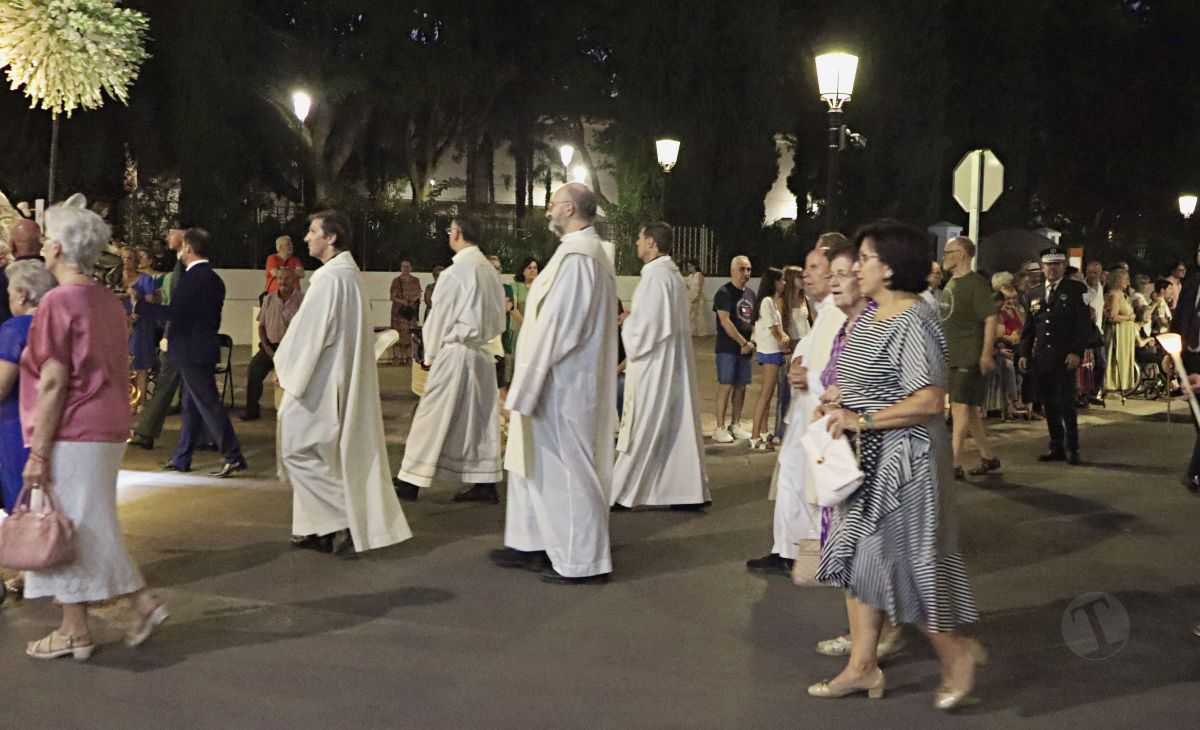 Tomelloso acompaña en procesión a la Virgen de las Viñas por sus calles