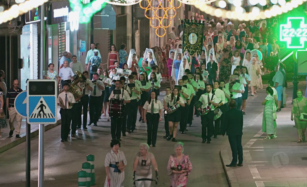 Tomelloso acompaña en procesión a la Virgen de las Viñas por sus calles