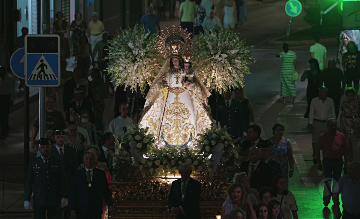 Tomelloso acompaña en procesión a la Virgen de las Viñas por sus calles