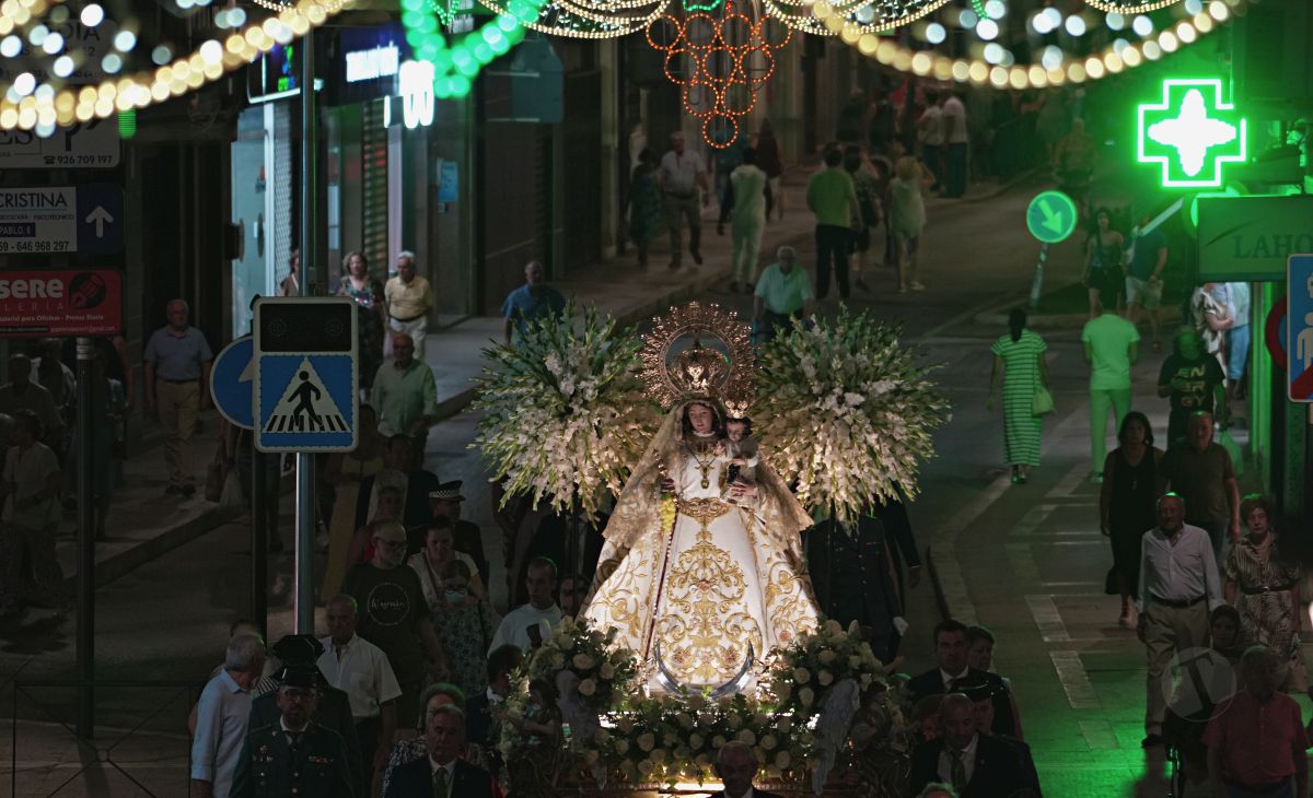 Tomelloso acompaña en procesión a la Virgen de las Viñas por sus calles