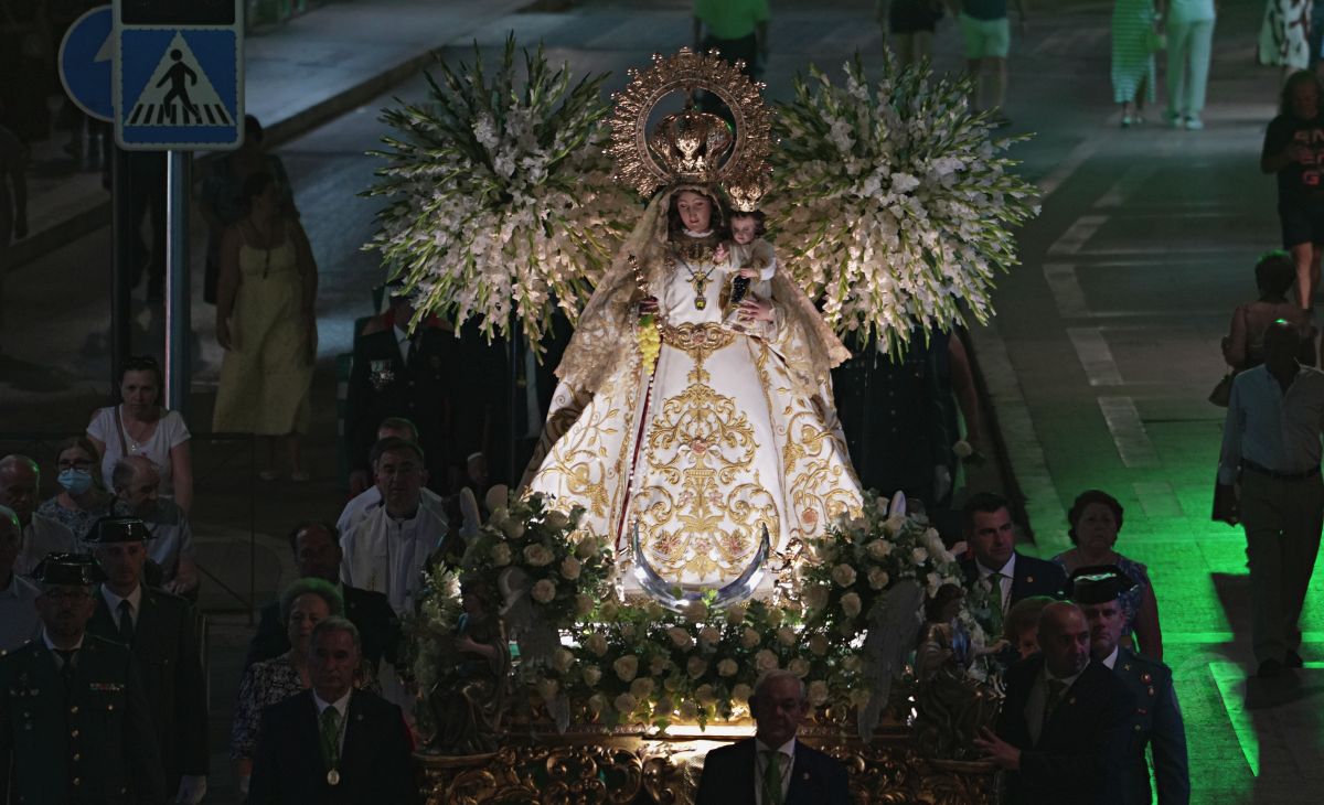 Tomelloso acompaña en procesión a la Virgen de las Viñas por sus calles