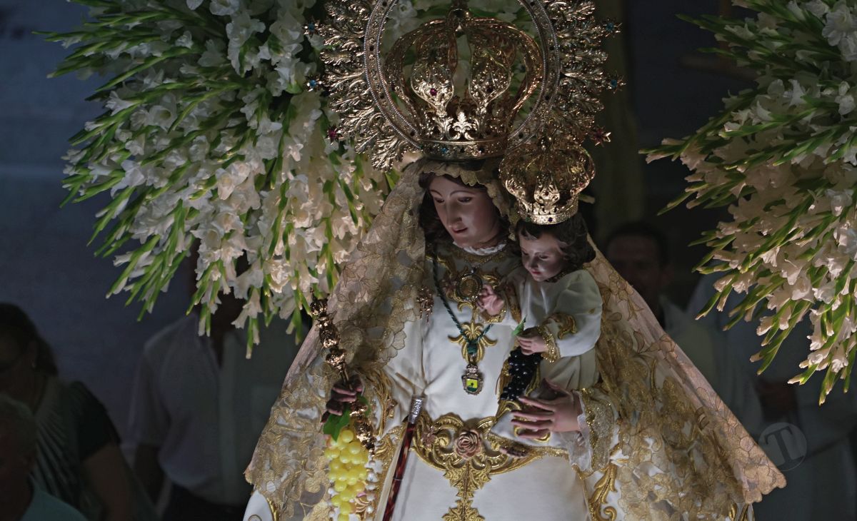 Tomelloso acompaña en procesión a la Virgen de las Viñas por sus calles