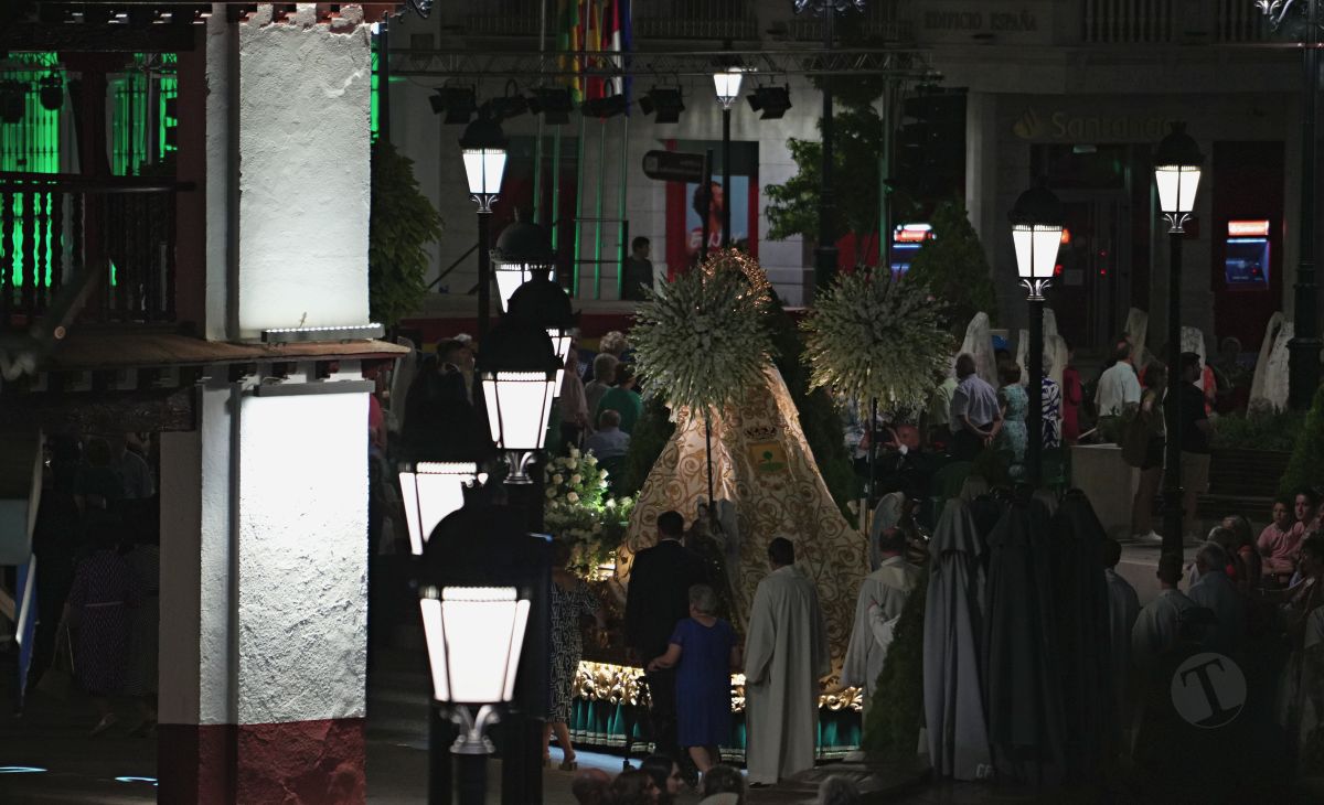 Tomelloso acompaña en procesión a la Virgen de las Viñas por sus calles