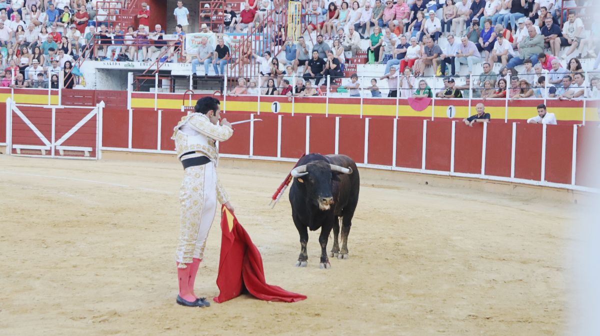 Antonio Linares, gran triunfador de la corrida de Tomelloso con cuatro orejas