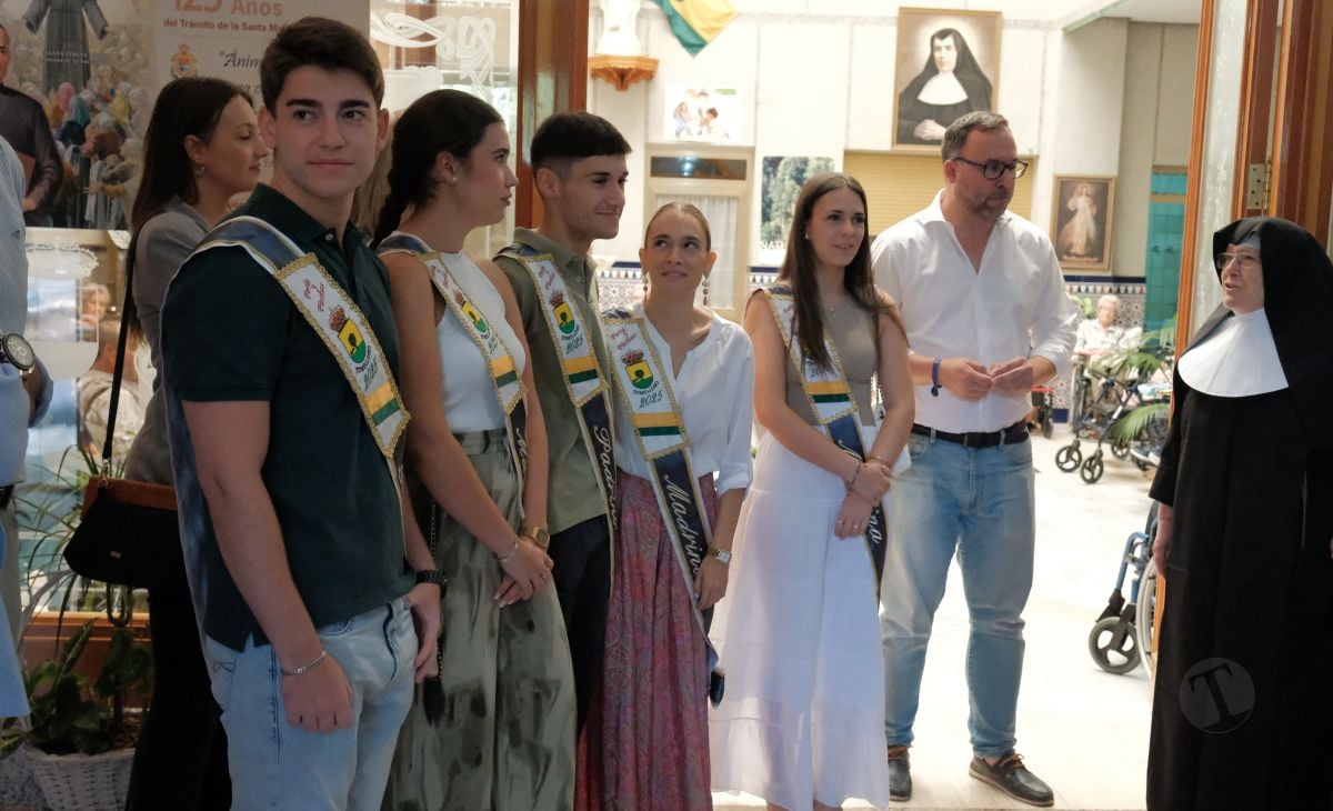 El alcalde de Tomelloso visita la Residencia San Víctor junto a las madrinas y padrinos de la Feria