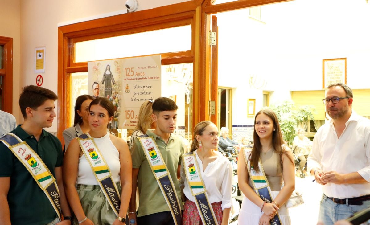 El alcalde de Tomelloso visita la Residencia San Víctor junto a las madrinas y padrinos de la Feria