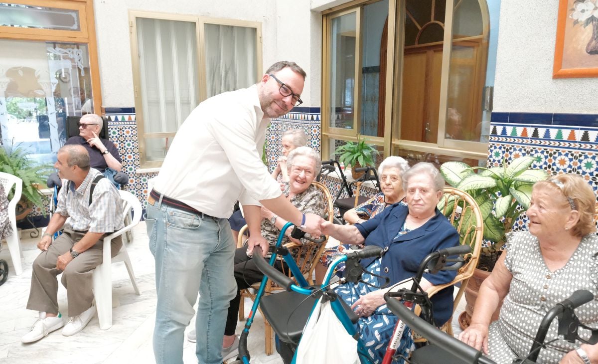 El alcalde de Tomelloso visita la Residencia San Víctor junto a las madrinas y padrinos de la Feria