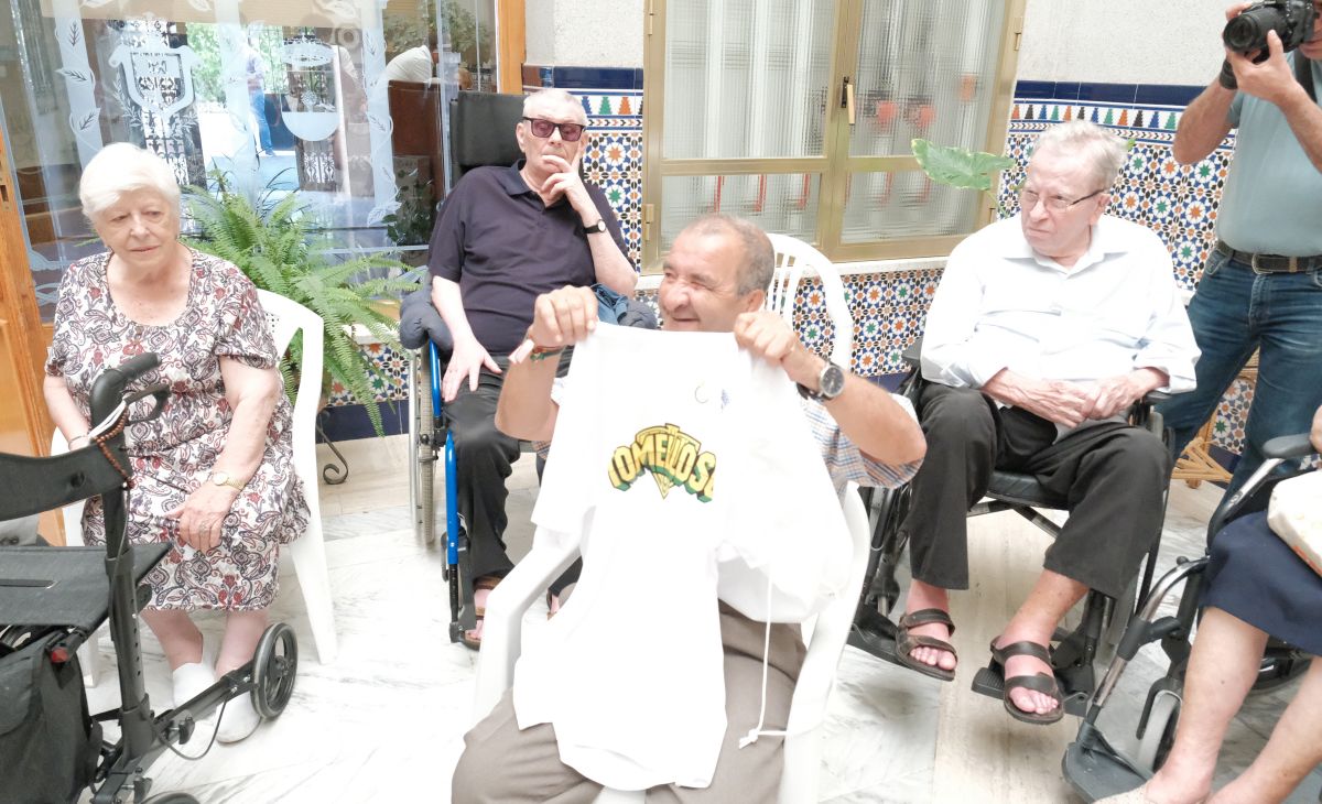 El alcalde de Tomelloso visita la Residencia San Víctor junto a las madrinas y padrinos de la Feria