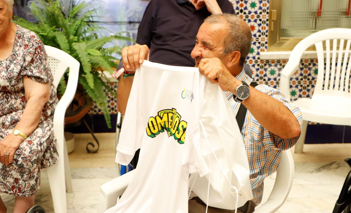 El alcalde de Tomelloso visita la Residencia San Víctor junto a las madrinas y padrinos de la Feria