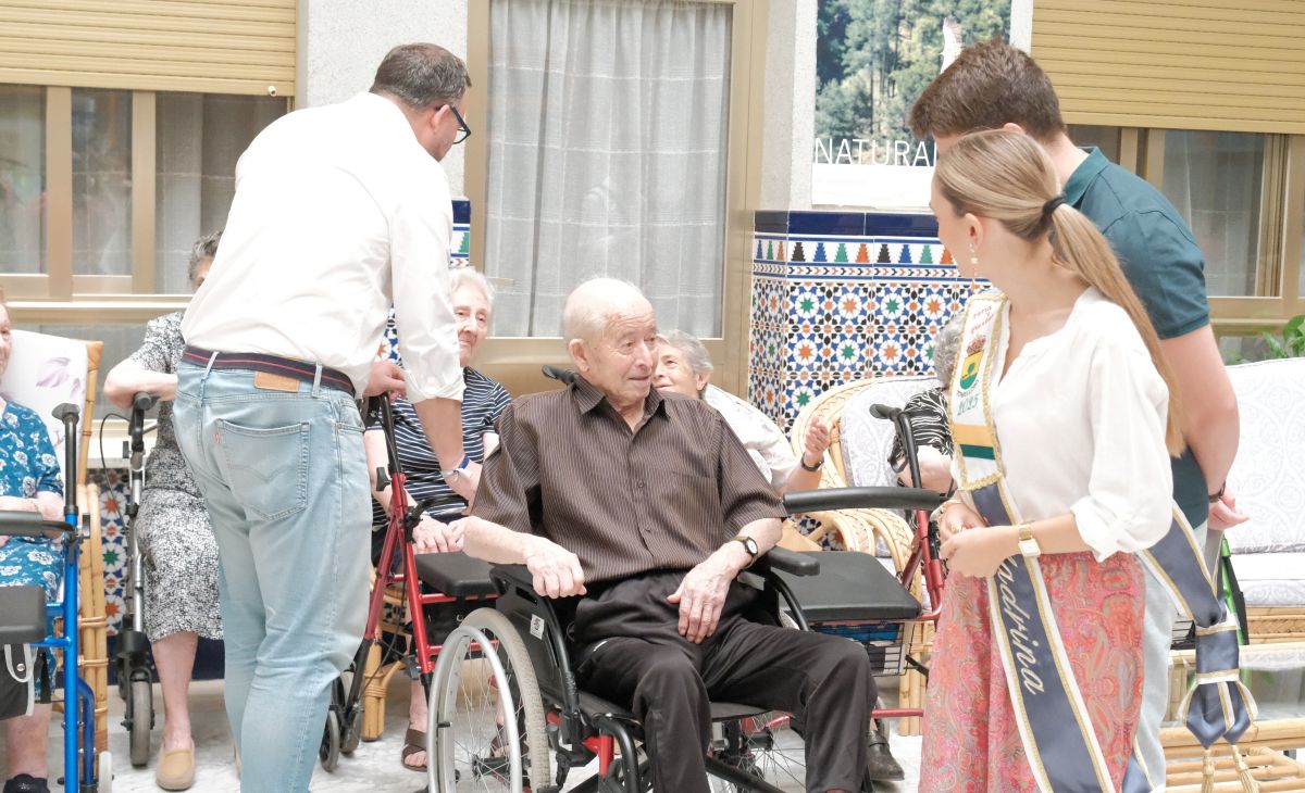 El alcalde de Tomelloso visita la Residencia San Víctor junto a las madrinas y padrinos de la Feria