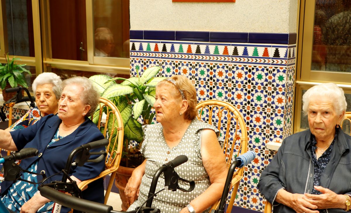 El alcalde de Tomelloso visita la Residencia San Víctor junto a las madrinas y padrinos de la Feria