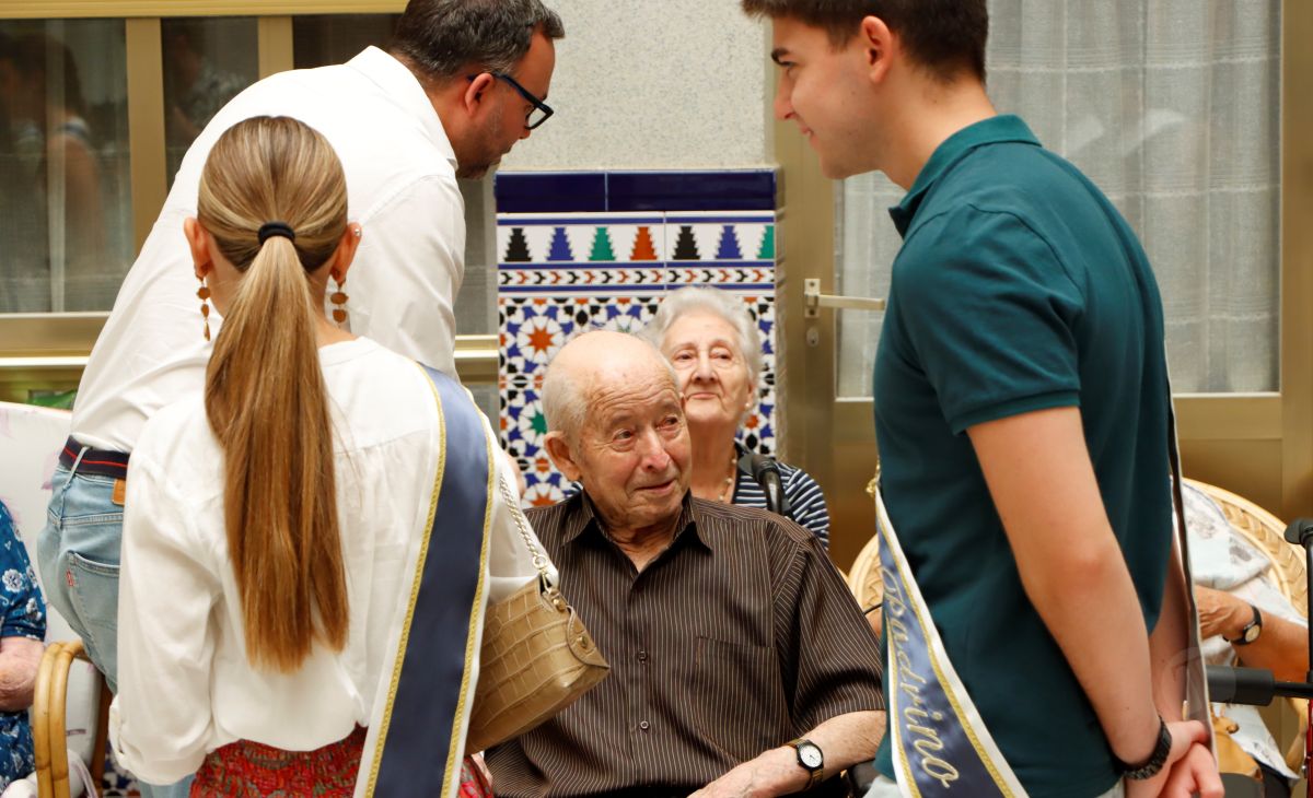 El alcalde de Tomelloso visita la Residencia San Víctor junto a las madrinas y padrinos de la Feria