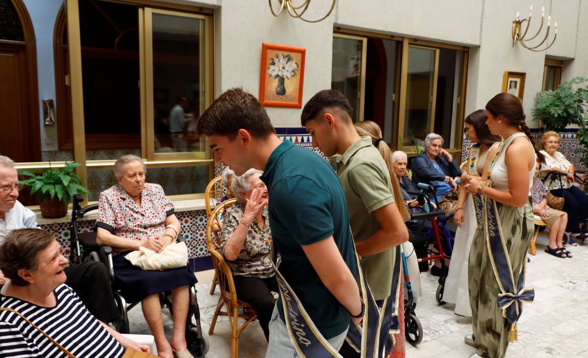 El alcalde de Tomelloso visita la Residencia San Víctor junto a las madrinas y padrinos de la Feria