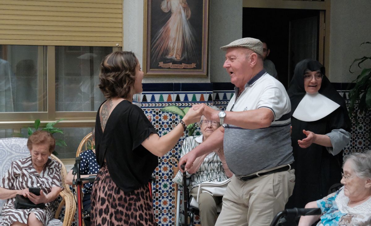 El alcalde de Tomelloso visita la Residencia San Víctor junto a las madrinas y padrinos de la Feria