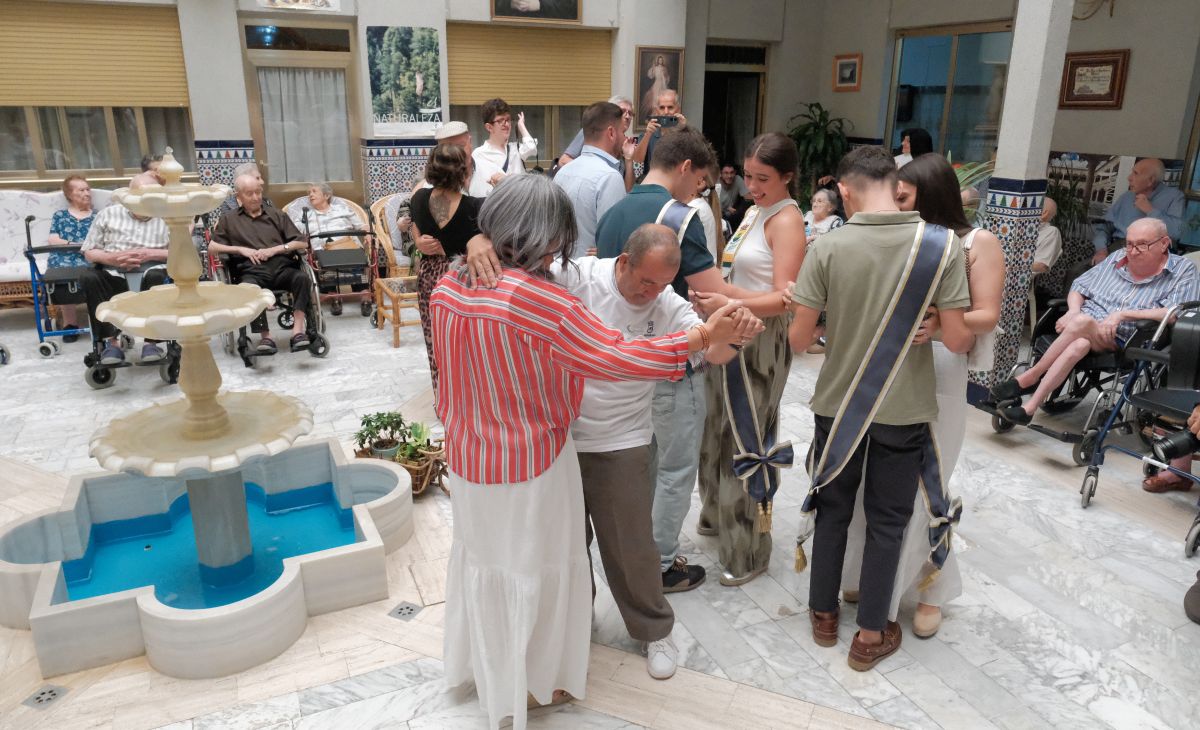 El alcalde de Tomelloso visita la Residencia San Víctor junto a las madrinas y padrinos de la Feria