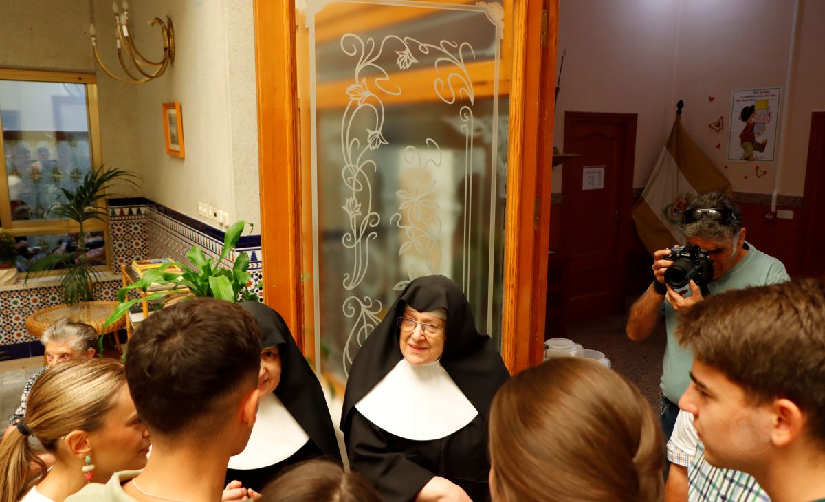 El alcalde de Tomelloso visita la Residencia San Víctor junto a las madrinas y padrinos de la Feria