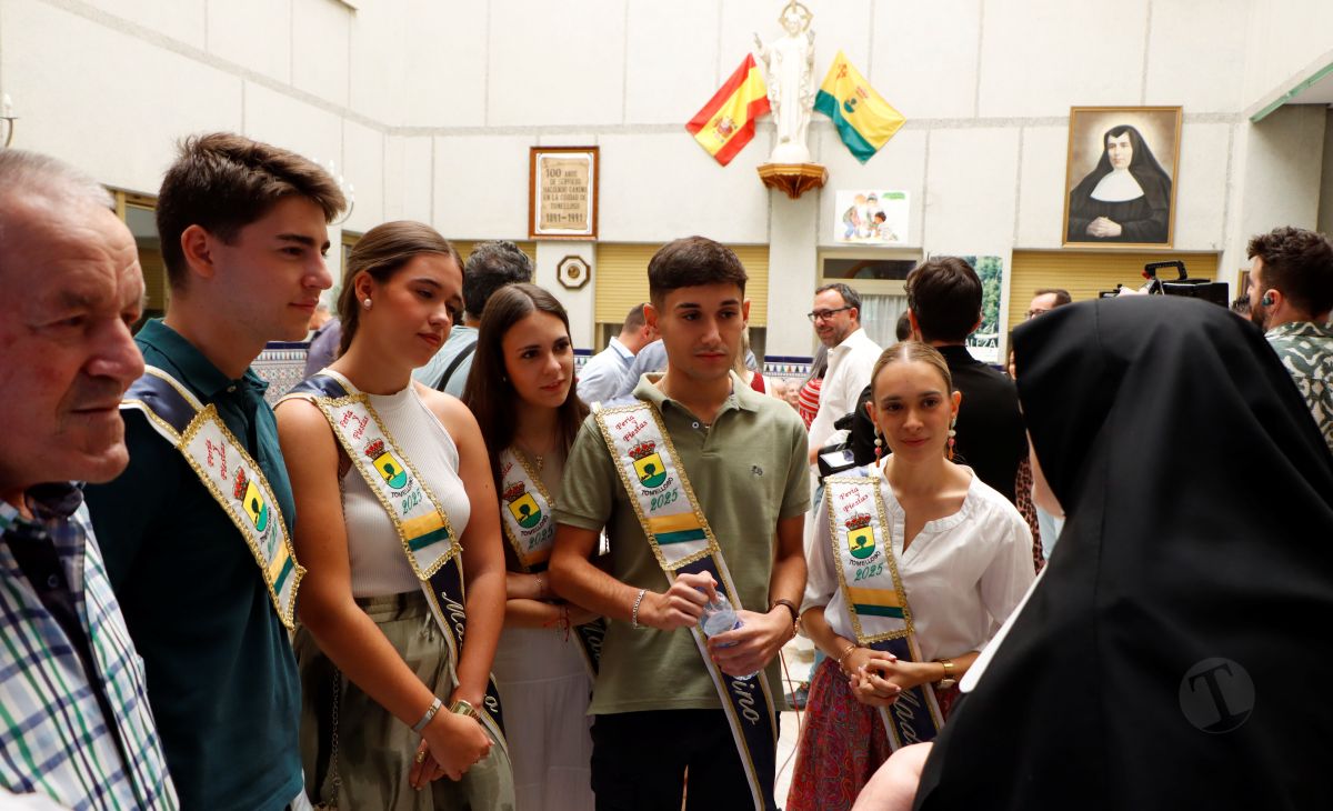 El alcalde de Tomelloso visita la Residencia San Víctor junto a las madrinas y padrinos de la Feria