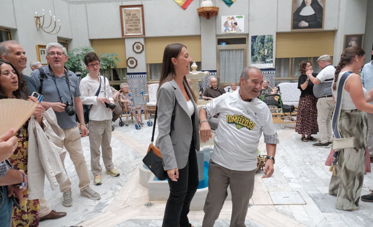 El alcalde de Tomelloso visita la Residencia San Víctor junto a las madrinas y padrinos de la Feria