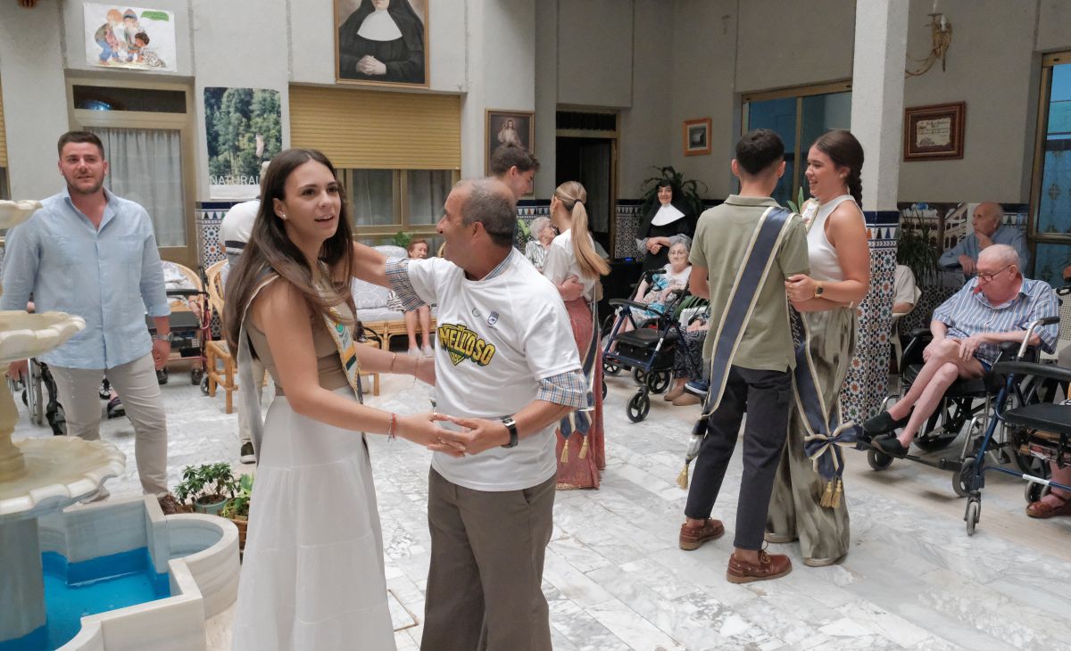 El alcalde de Tomelloso visita la Residencia San Víctor junto a las madrinas y padrinos de la Feria