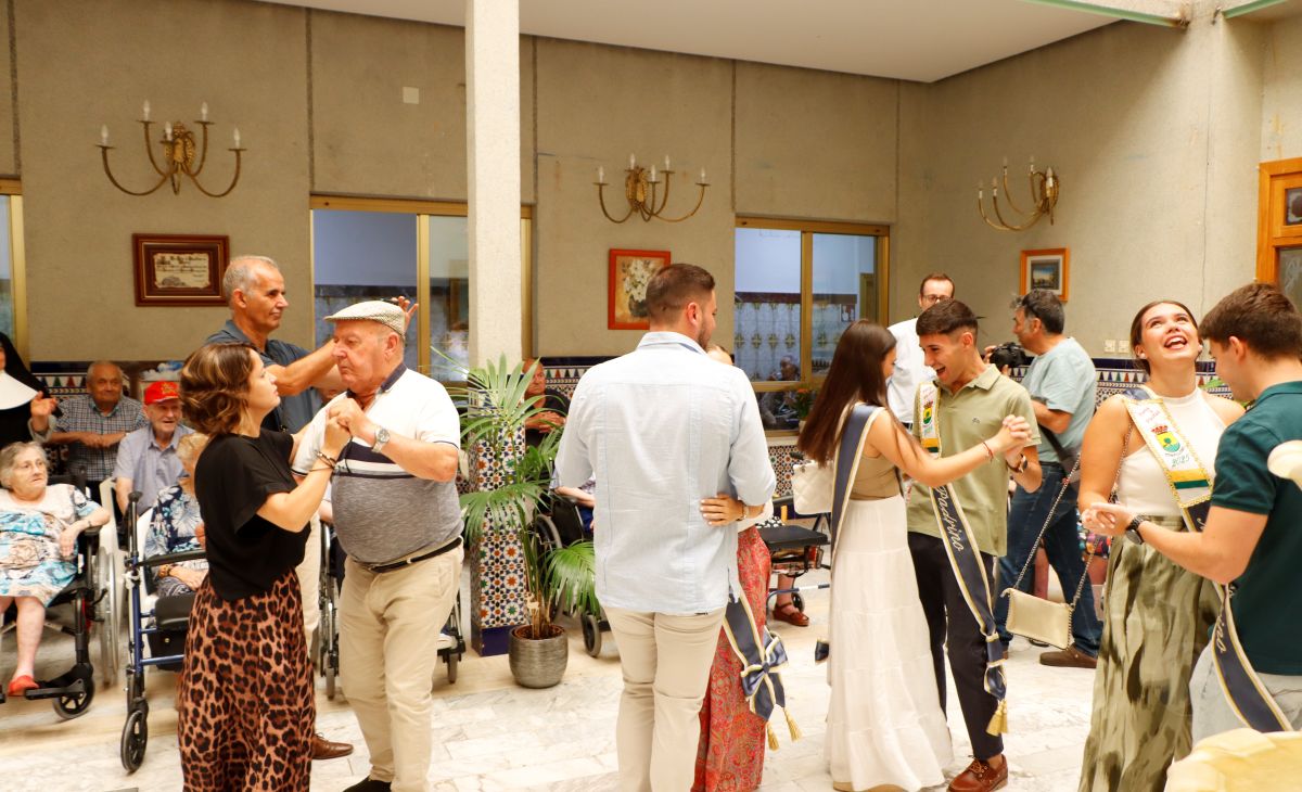 El alcalde de Tomelloso visita la Residencia San Víctor junto a las madrinas y padrinos de la Feria