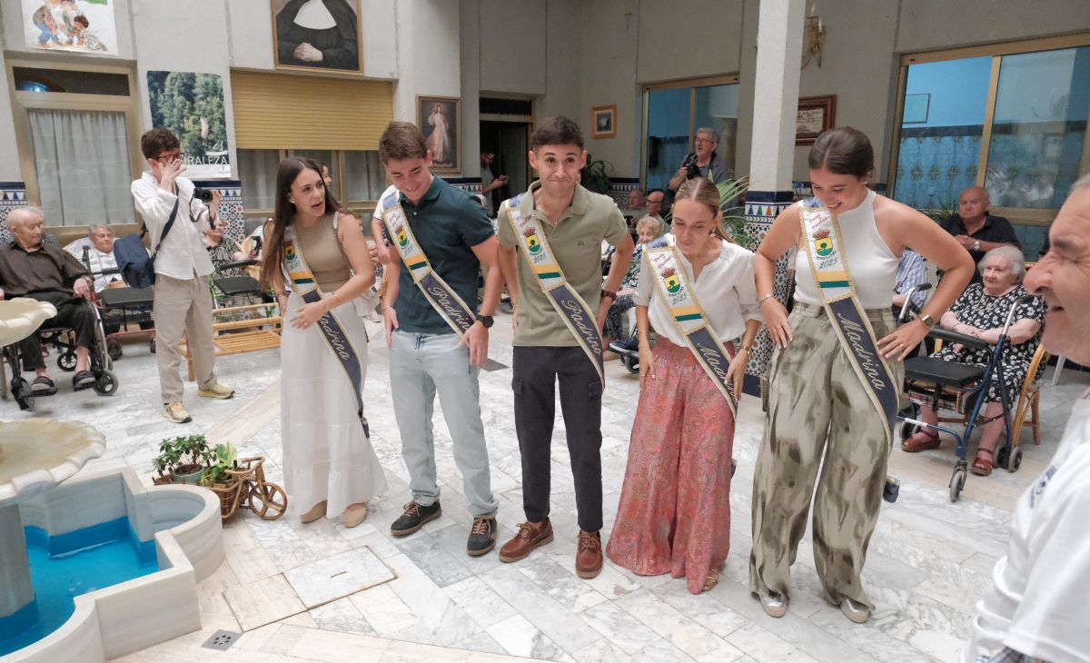 El alcalde de Tomelloso visita la Residencia San Víctor junto a las madrinas y padrinos de la Feria