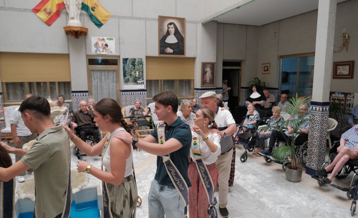 El alcalde de Tomelloso visita la Residencia San Víctor junto a las madrinas y padrinos de la Feria