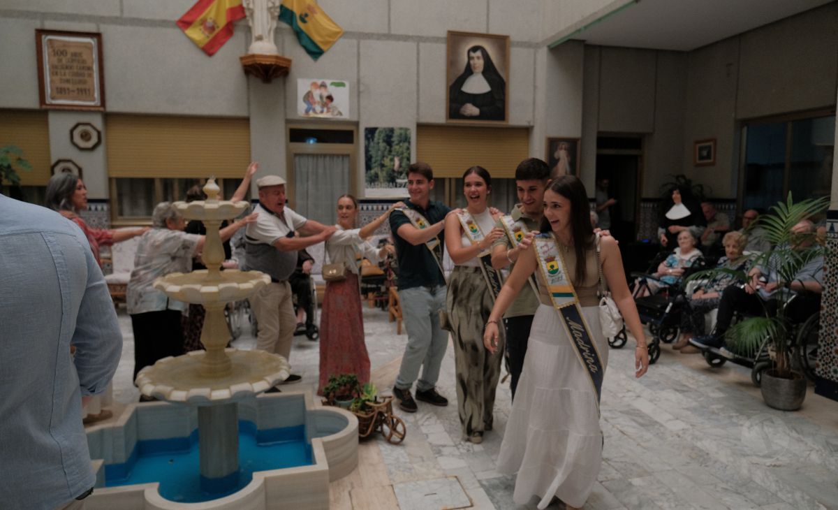 El alcalde de Tomelloso visita la Residencia San Víctor junto a las madrinas y padrinos de la Feria