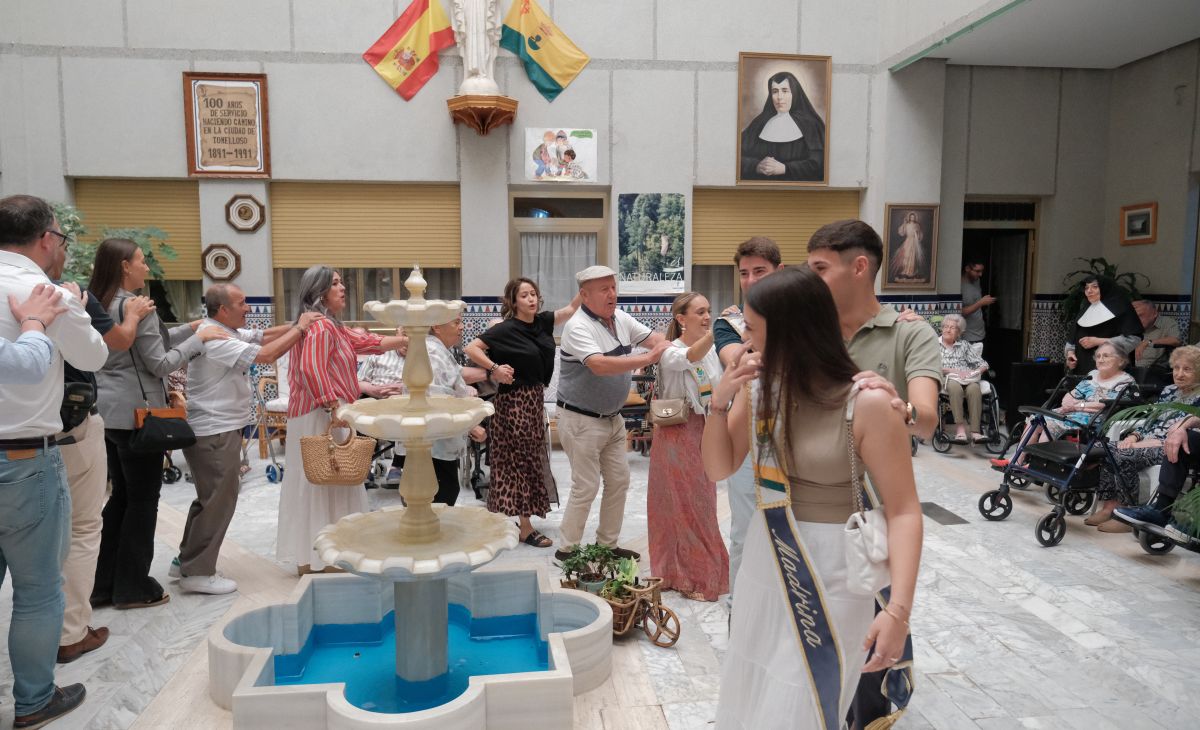 El alcalde de Tomelloso visita la Residencia San Víctor junto a las madrinas y padrinos de la Feria