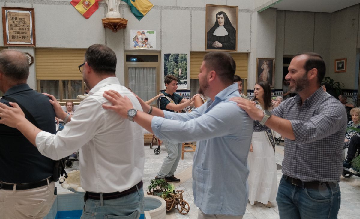 El alcalde de Tomelloso visita la Residencia San Víctor junto a las madrinas y padrinos de la Feria