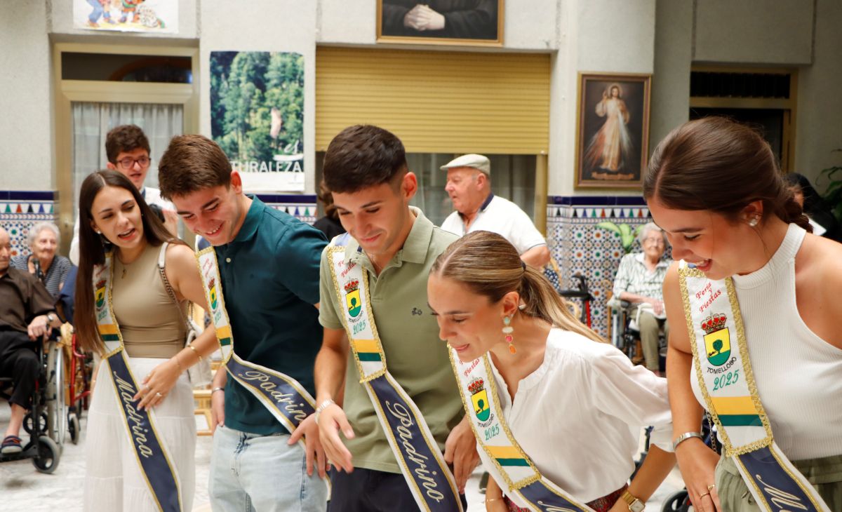 El alcalde de Tomelloso visita la Residencia San Víctor junto a las madrinas y padrinos de la Feria