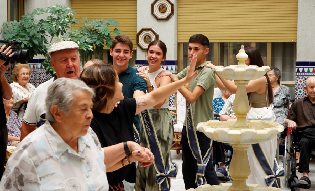 El alcalde de Tomelloso visita la Residencia San Víctor junto a las madrinas y padrinos de la Feria
