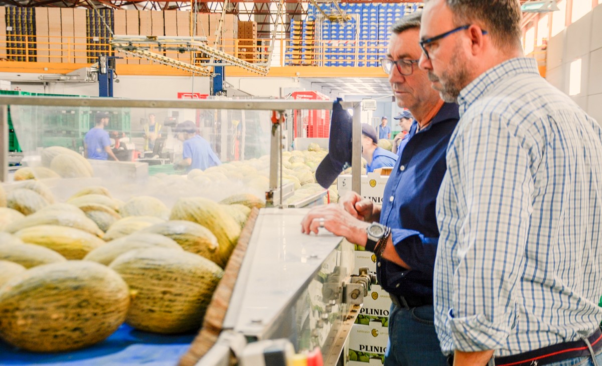 El alcalde de Tomelloso respalda al sector agrícola en la cooperativa Santiago Apóstol